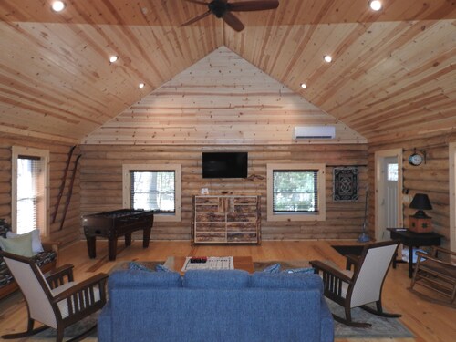 Charming 3-bedroom log home with detached game and activities space