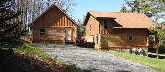 Charming 3-bedroom log home with detached game and activities space