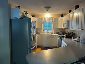 Refrigerador, microondas, horno y parrilla de estufa 