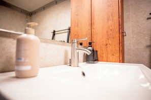 Shower, hair dryer, towels, soap - Cozy house with large wooden deck near the sea and the beach (Skåne län)