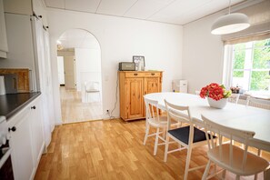 Dining - Cozy house with large wooden deck near the sea and the beach (Skåne län)