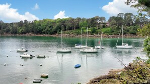 A calm lake with several boats and a house in the background. - Lovely home in Moëlan-sur-Mer with sauna (Moëlan-sur-Mer)