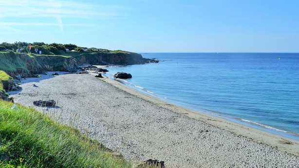 A pebble beach with a grassy cliff and a clear blue sky. - Lovely home in Moëlan-sur-Mer with sauna (Moëlan-sur-Mer)