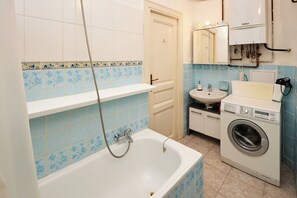 Asciugacapelli, asciugamani, sapone, carta igienica