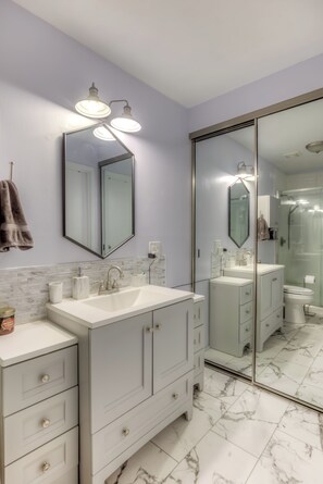 Shower, bidet, towels, toilet paper