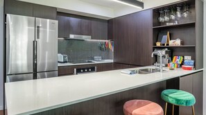 Fridge, microwave, oven, stovetop - Stones Corner Vista Stay (Stones Corner)