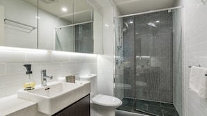 Shower, hair dryer, towels - Stones Corner Vista Stay (Stones Corner)