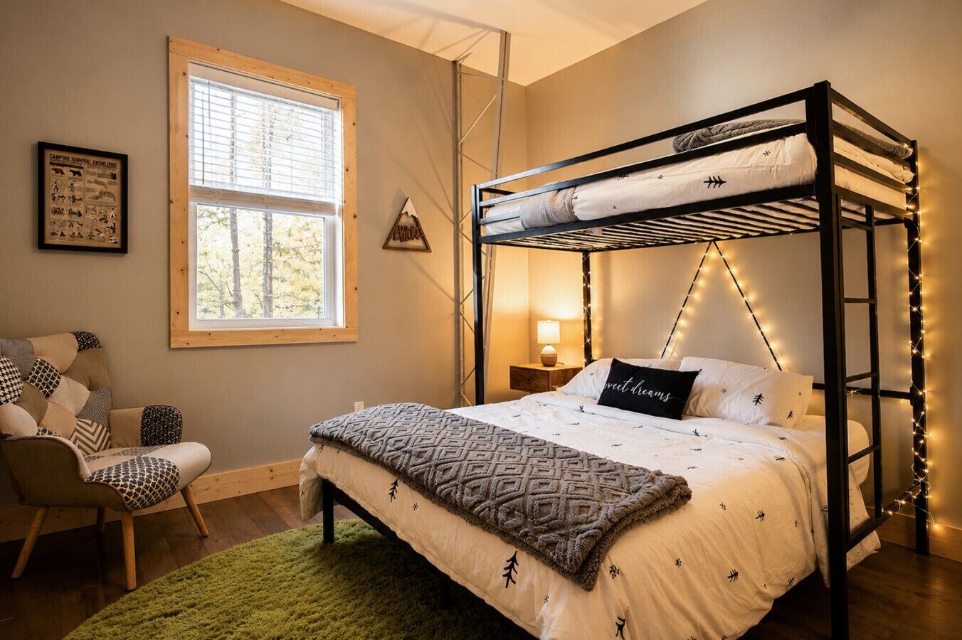 3 slaapkamers, een bureau, een strijkplank/strijkijzer, reisbedje