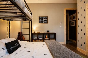 3 bedrooms, desk, iron/ironing board, travel cot