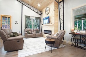 TV connectée, cheminée, jeux vidéo, livres