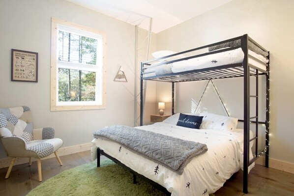 3 habitaciones, tabla de planchar con plancha y cuna de viaje 