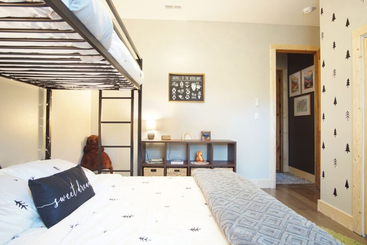 3 slaapkamers, een strijkplank/strijkijzer, reisbedje, gratis wifi