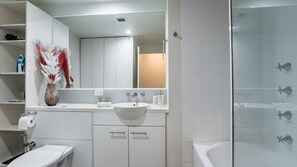 Douche, sĂšche-cheveux, serviettes fournies