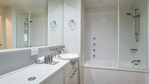 Dusche, Haartrockner, Handtücher