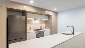 Refrigerador, microondas, horno y parrilla de estufa