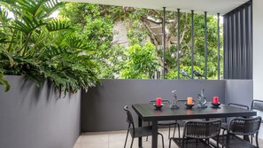 Outdoor dining - Creative East Brisbane Escape Balcony & Parking (East Brisbane)
