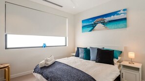 3 bedrooms, desk, free WiFi, bed sheets - Creative East Brisbane Escape Balcony & Parking (East Brisbane)