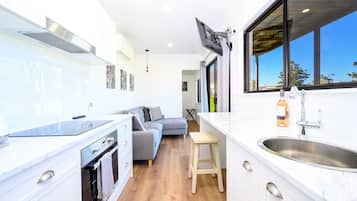 Geladeira, micro-ondas, fogão, cooktop