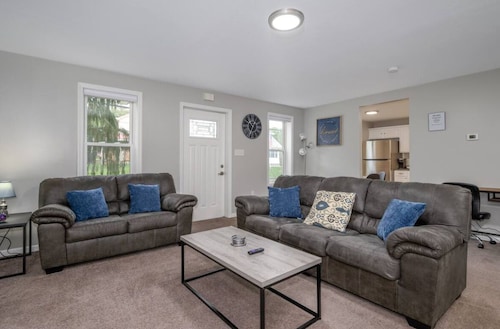 NEW! Clean & Remodeled Home in Cuyahoga Falls! Right by the National Parks! 