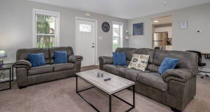 NEW! Clean & Remodeled Home in Cuyahoga Falls! Right by the National Parks!