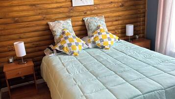 2 bedrooms, iron/ironing board, WiFi, bed sheets