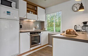 Kjøleskap, ovn, kokeplater og oppvaskmaskin