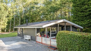 A small, single-story cabin with a covered porch and a gravel driveway. - 3 bedroom pet friendly home in Toftlund (Toftlund)
