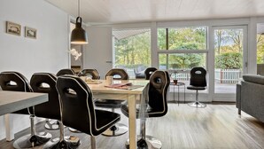 A dining area with a table and chairs, large windows, and a view of the outdoors. - 3 bedroom pet friendly home in Toftlund (Toftlund)