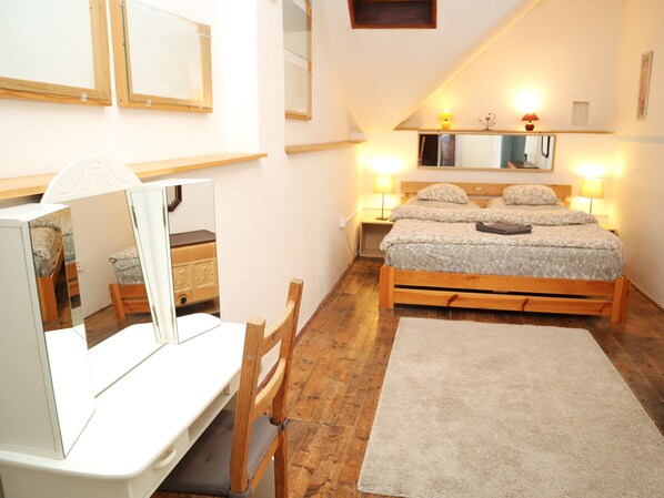 2 habitaciones, tabla de planchar con plancha, wifi y ropa de cama 