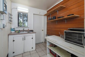 Apartamento, 1 cama de matrimonio con sofá cama, vistas a la montaña (Sleepy Sasquatch 2) | Cocina privada | Frigorífico, cafetera o tetera y utensilios de cocina
