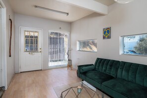 Apartment, 1 Queen Bed with Sofa bed, Mountain View (Sleepy Sasquatch 2) | Living area | TV