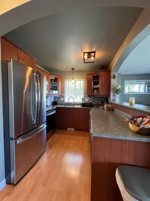 Fridge, microwave, oven, stovetop - Beautiful Place to Stay (Victoria)