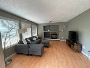 Smart TV, fireplace, video games, books - Beautiful Place to Stay (Victoria)