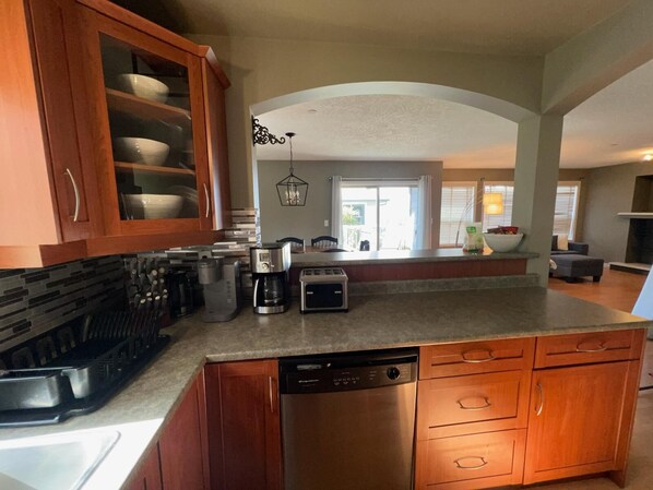 Fridge, microwave, oven, stovetop - Beautiful Place to Stay (Victoria)