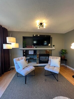 Smart TV, fireplace, video games, books - Beautiful Place to Stay (Victoria)