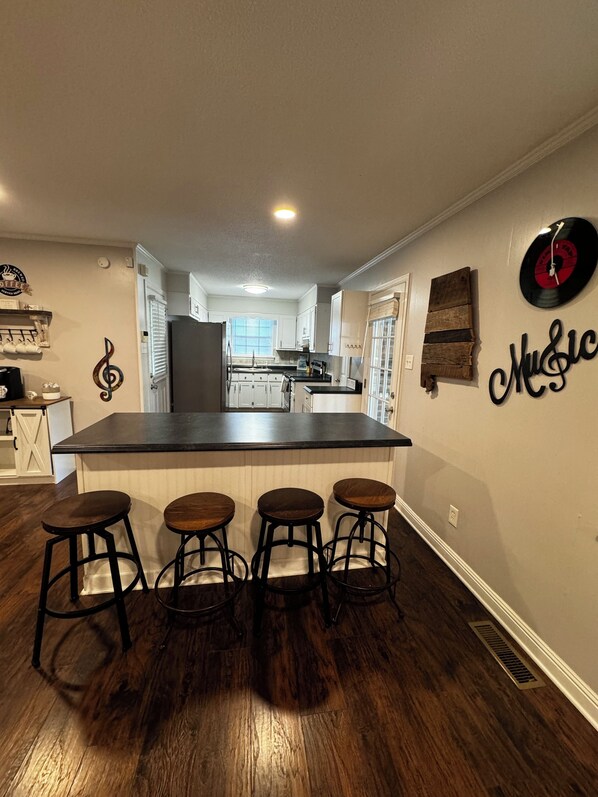 Dining - 3-bedroom w/pool and all the comforts of home in Muscle Shoals-recording capital (Muscle Shoals)