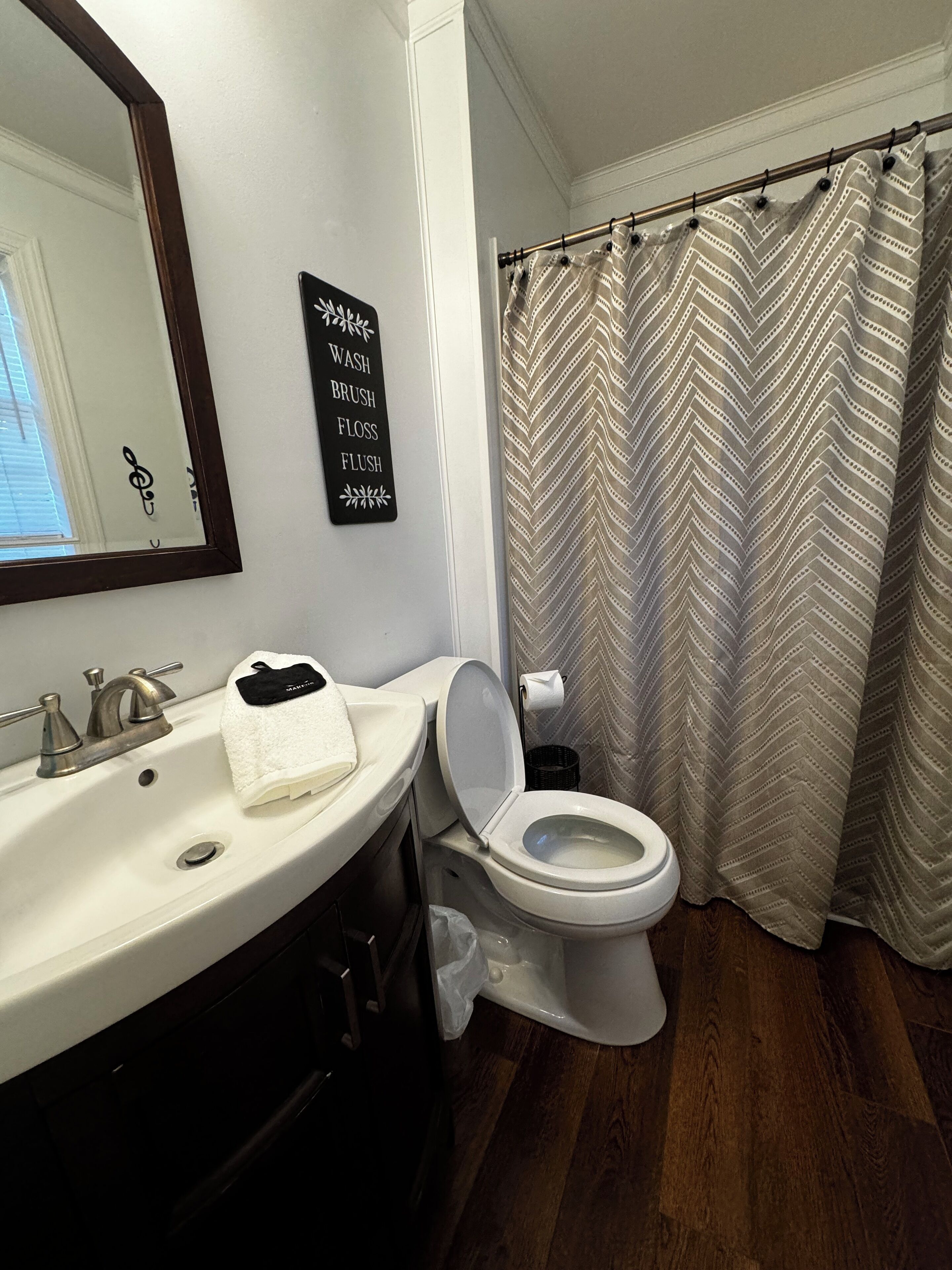 Douche, sèche-cheveux, serviettes fournies, savon