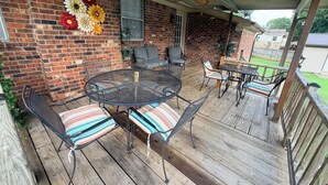 Outdoor dining - 3-bedroom w/pool and all the comforts of home in Muscle Shoals-recording capital (Muscle Shoals)