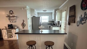 Coffee/tea maker, fridge, microwave, oven - 3-bedroom w/pool and all the comforts of home in Muscle Shoals-recording capital (Muscle Shoals)