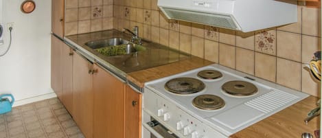 Refrigerador, horno, parrilla de estufa y cafetera y tetera