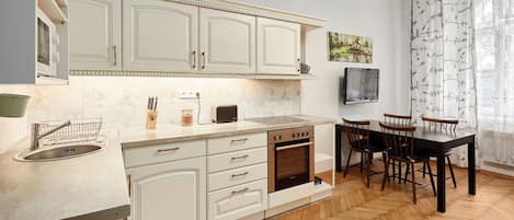 Kühlschrank, Mikrowelle, Ofen, Herdplatte