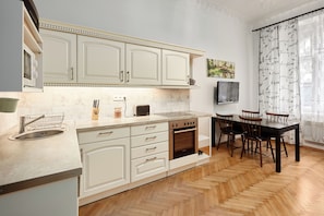 Fridge, microwave, oven, stovetop - Room and Parking Assistance (K1) (Hlavní mesto Praha)