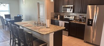 Charming 3-bedroom house with WiFi and AC in Newberry