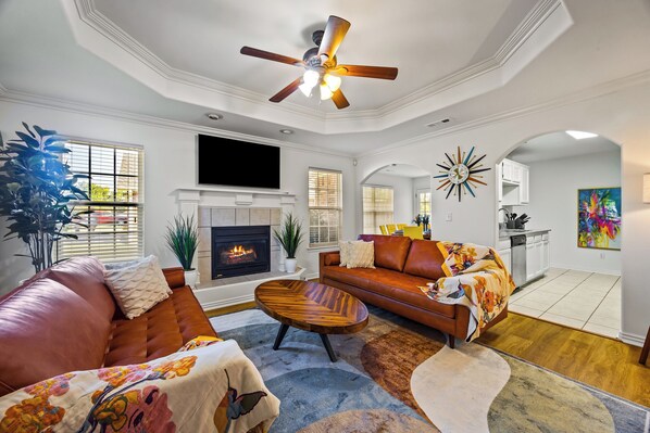 Smart TV, fireplace, foosball, table tennis - Full size ping-pong and foosball table! Bike, kid, dog, & work friendly. (Bentonville)