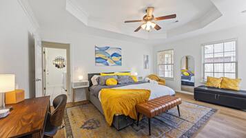 3 soverom, skrivebord, strykejern/-brett og reiseseng for barn