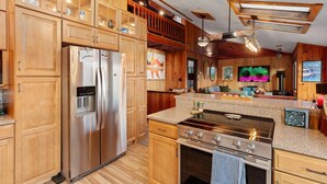Private kitchen - Stunning Mountain & Lake Views 3BR Cabin with Hot tub (Twin Lakes)