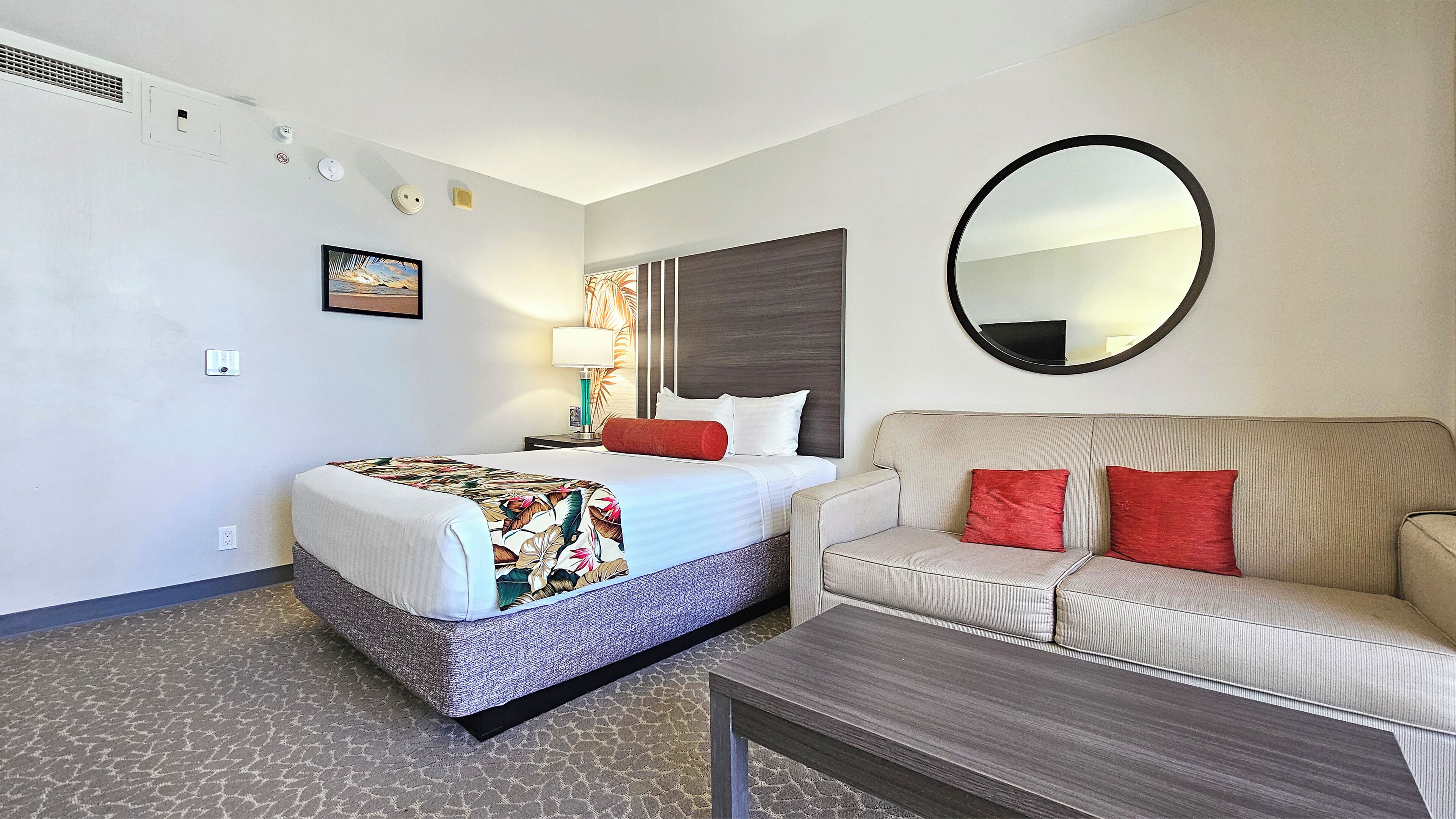 Een bureau, een strijkplank/strijkijzer, gratis wifi, beddengoed