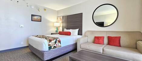 Een bureau, een strijkplank/strijkijzer, gratis wifi, beddengoed