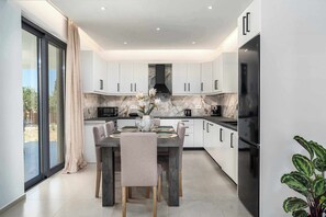 Réfrigérateur, four à micro-ondes, un four, surface de cuisson