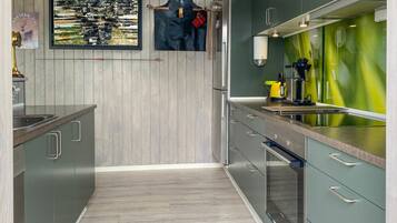 Refrigerador, lavavajillas y cafetera y tetera